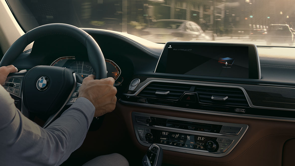 BMW Intelligent Personal Assistant BMW Intelligent Personal Assistant: man rijdt in BMW, close-up van de Live Cockpit Professional