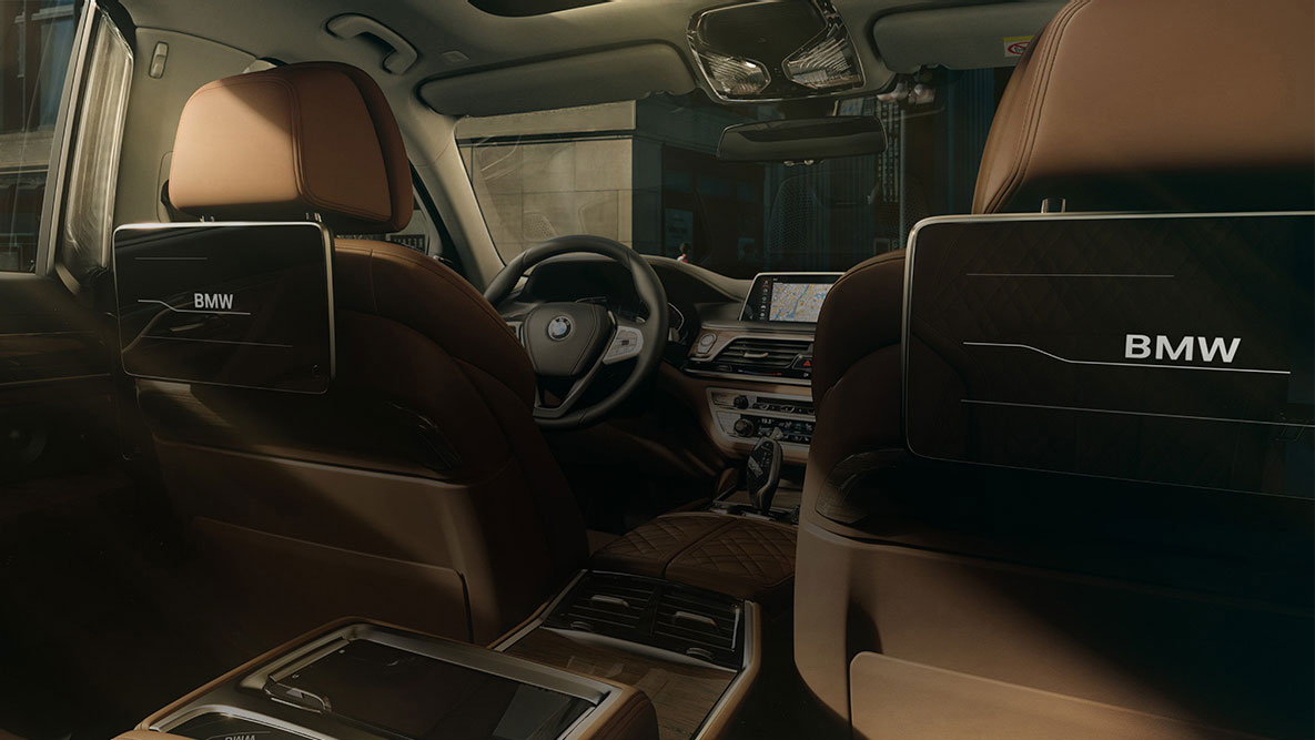 BMW 7 Reeks entertainmentsysteem achteraan BMW 7 Reeks: blik van achteren op het entertainmentsysteem achteraan met HD-touchscreens