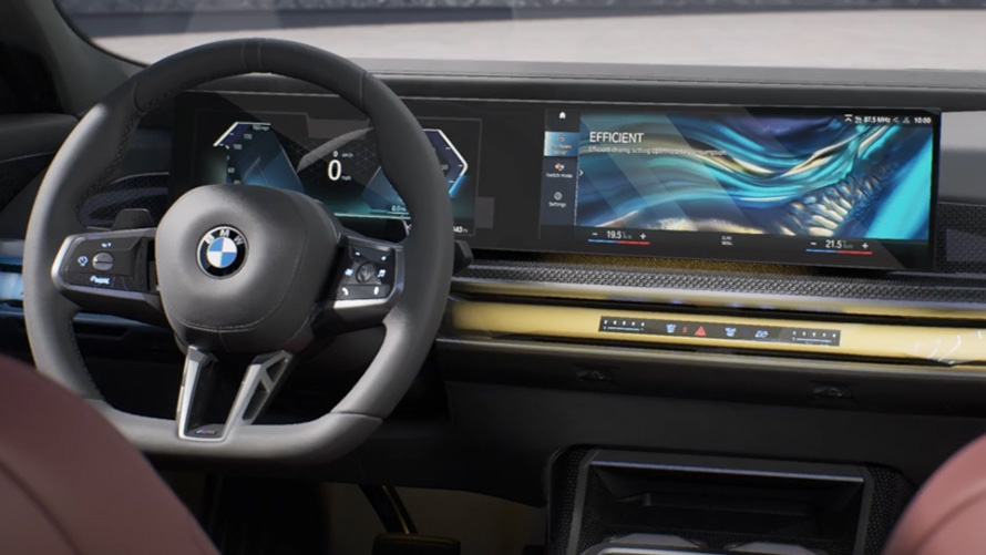 BMW Série 7 Berline G70 ICE 740i kit M Sport vue de trois quarts arrière BMW Série 7 Berline G70 ICE 740i kit M Sport vue de trois quarts arrière en mouvement