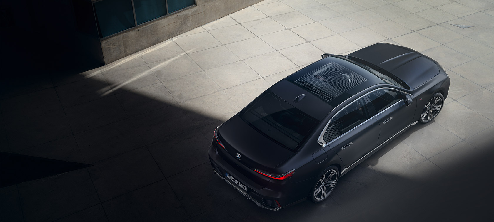 BMW 7 Reeks G70 ICE 740i M Sportpakket bovenaanzicht achter BMW 7 Reeks G70 ICE 740i M Sportpakket, Frozen Deep Grey metallic, BMW M 21" lichtmetalen velgen, sterspaak 908 bovenaanzicht achter