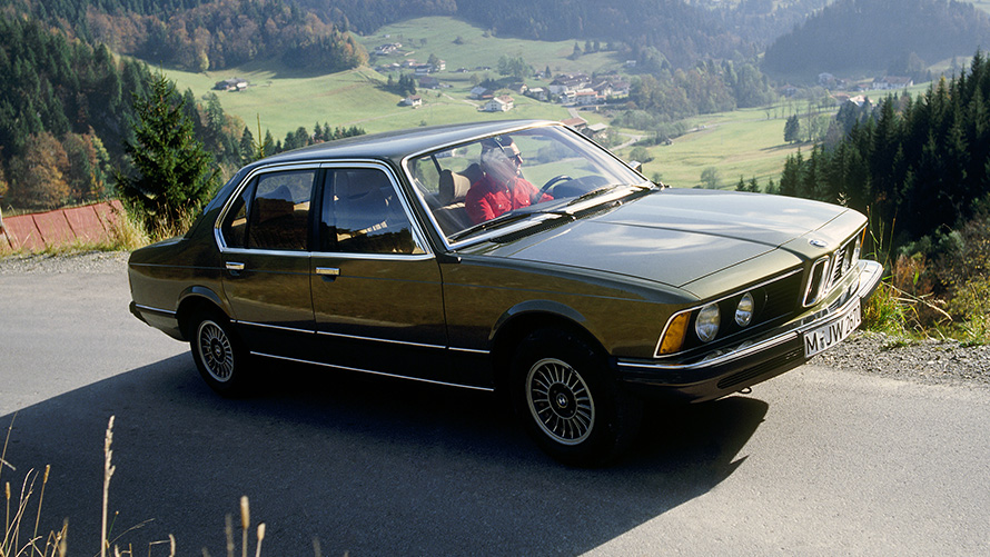 BMW 7 Reeks (E23) 7/8-zijaanzicht rijdend BMW 7 Reeks (E23) 7/8-zijaanzicht rijdend