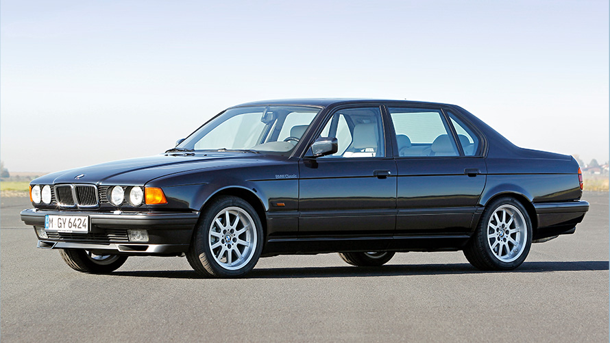 BMW 7 Reeks (E32) 7/8-zijaanzicht stilstaand BMW 7 Reeks (E32) 7/8-zijaanzicht stilstaand