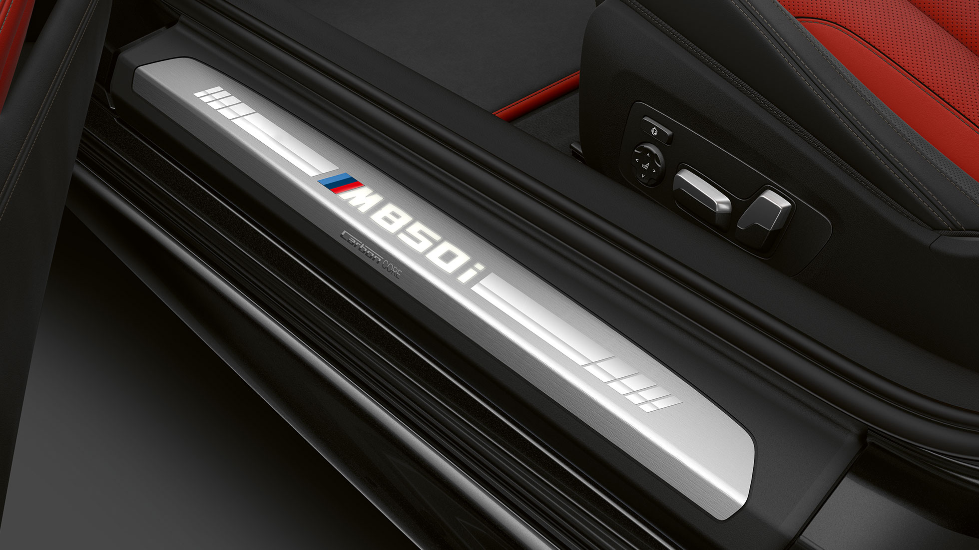 BMW M850i xDrive, Carbonschwarz metallic, deurdrempel G14. BMW M850i xDrive, Carbonschwarz metallic, deurdrempel G14.