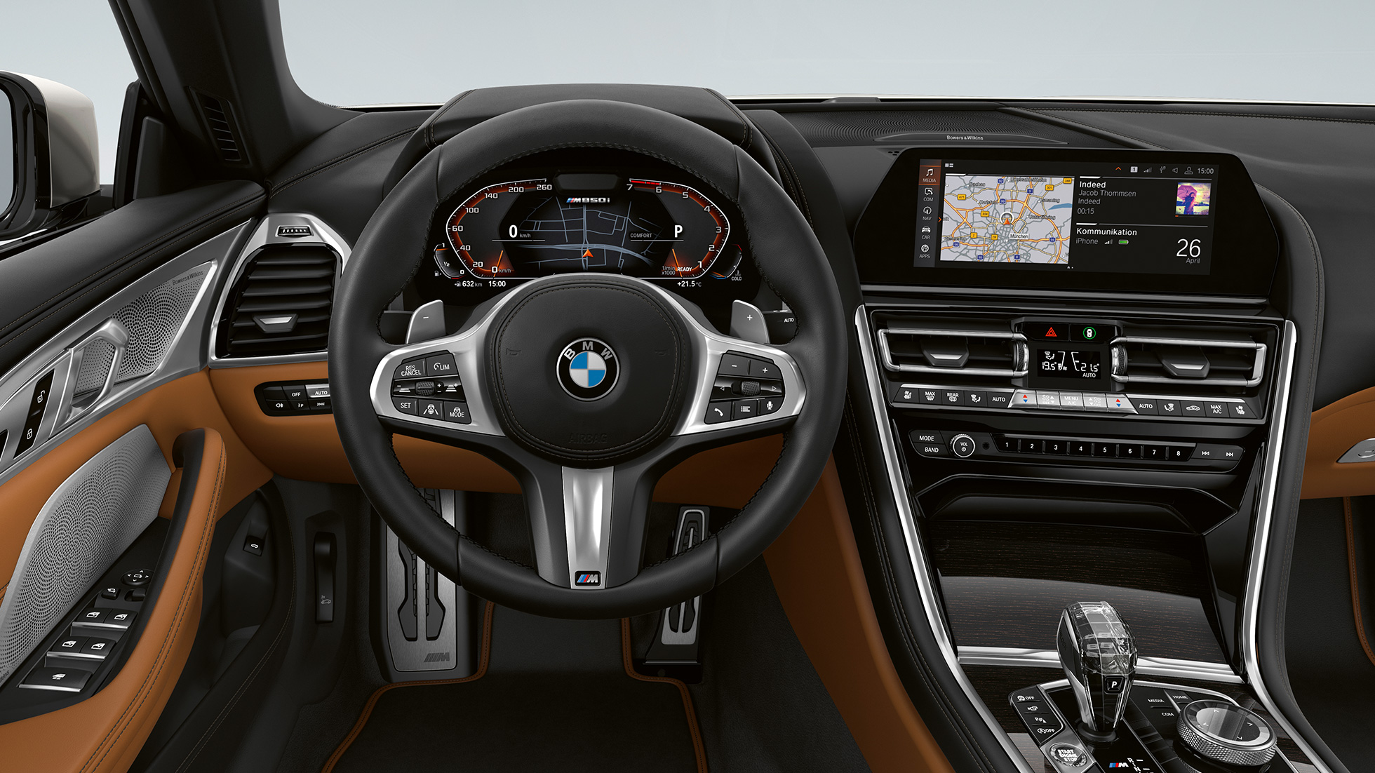 BMW M850i xDrive, Mineralweiß metallic, cockpit met lederen M stuur G14. BMW M850i xDrive, Mineralweiß metallic, cockpit met lederen M stuur G14.