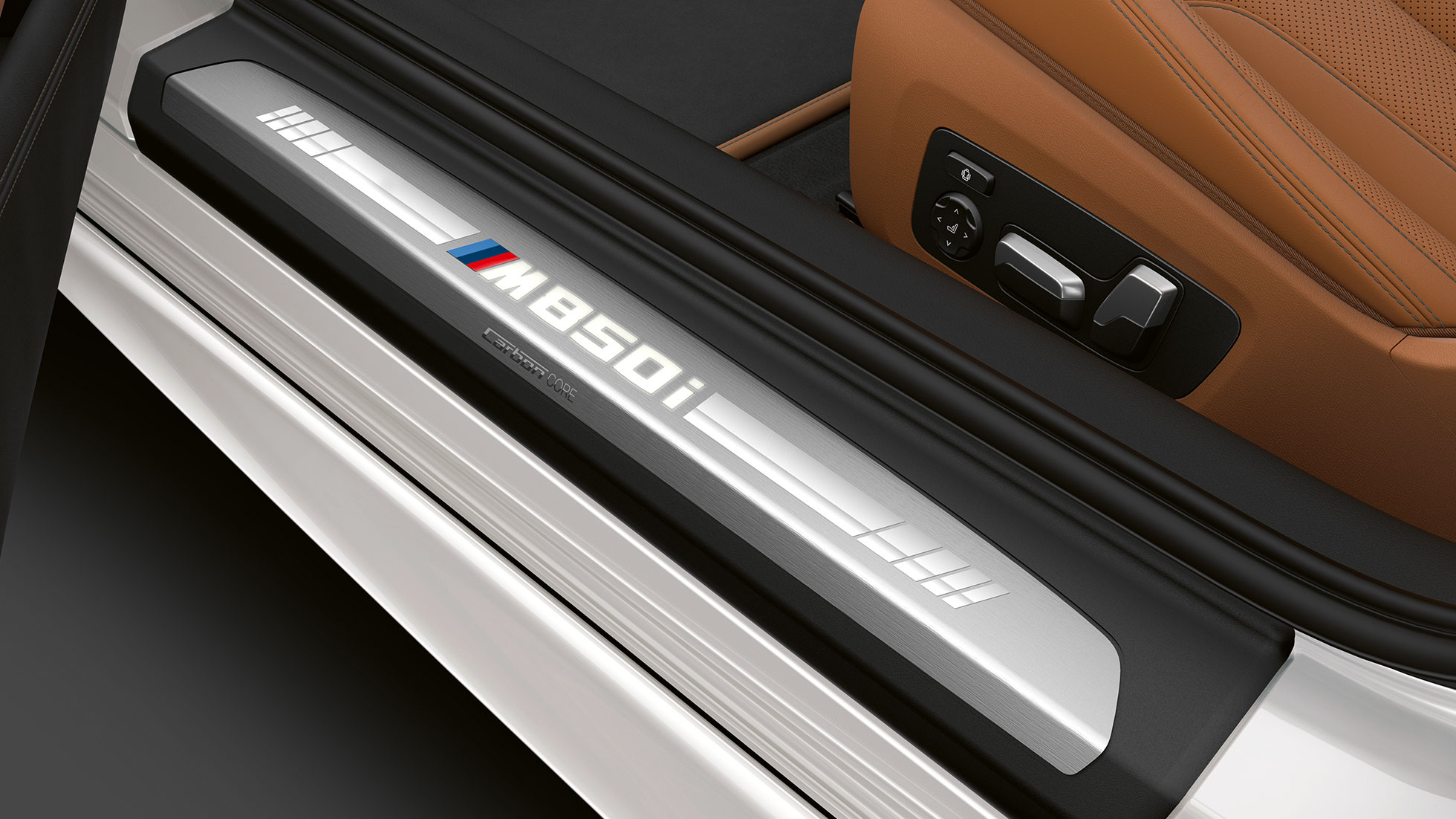 BMW M850i xDrive, Mineralweiß metallic, deurdrempel G14. BMW M850i xDrive, Mineralweiß metallic, deurdrempel G14.