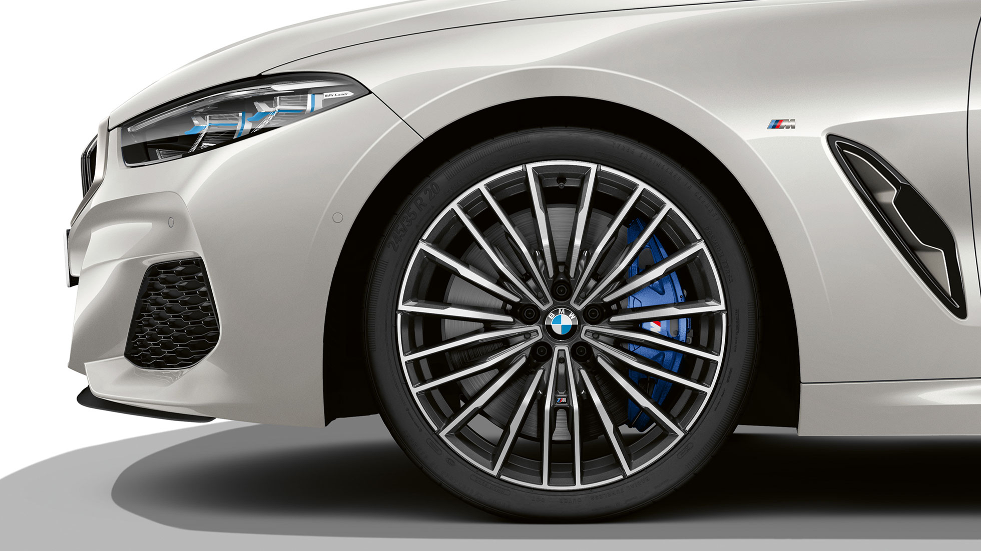 BMW M850i xDrive, Mineralweiß metallic, BMW lichtmetalen velgen, multispaak 729 M, 20" G14. BMW M850i xDrive, Mineralweiß metallic, BMW lichtmetalen velgen, multispaak 729 M, 20" G14.