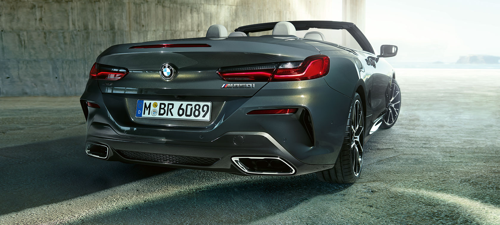 BMW M850i xDrive Dravitgrau metallic, driekwartaanzicht achteraan G14. BMW M850i xDrive Dravitgrau metallic, driekwartaanzicht achteraan G14.