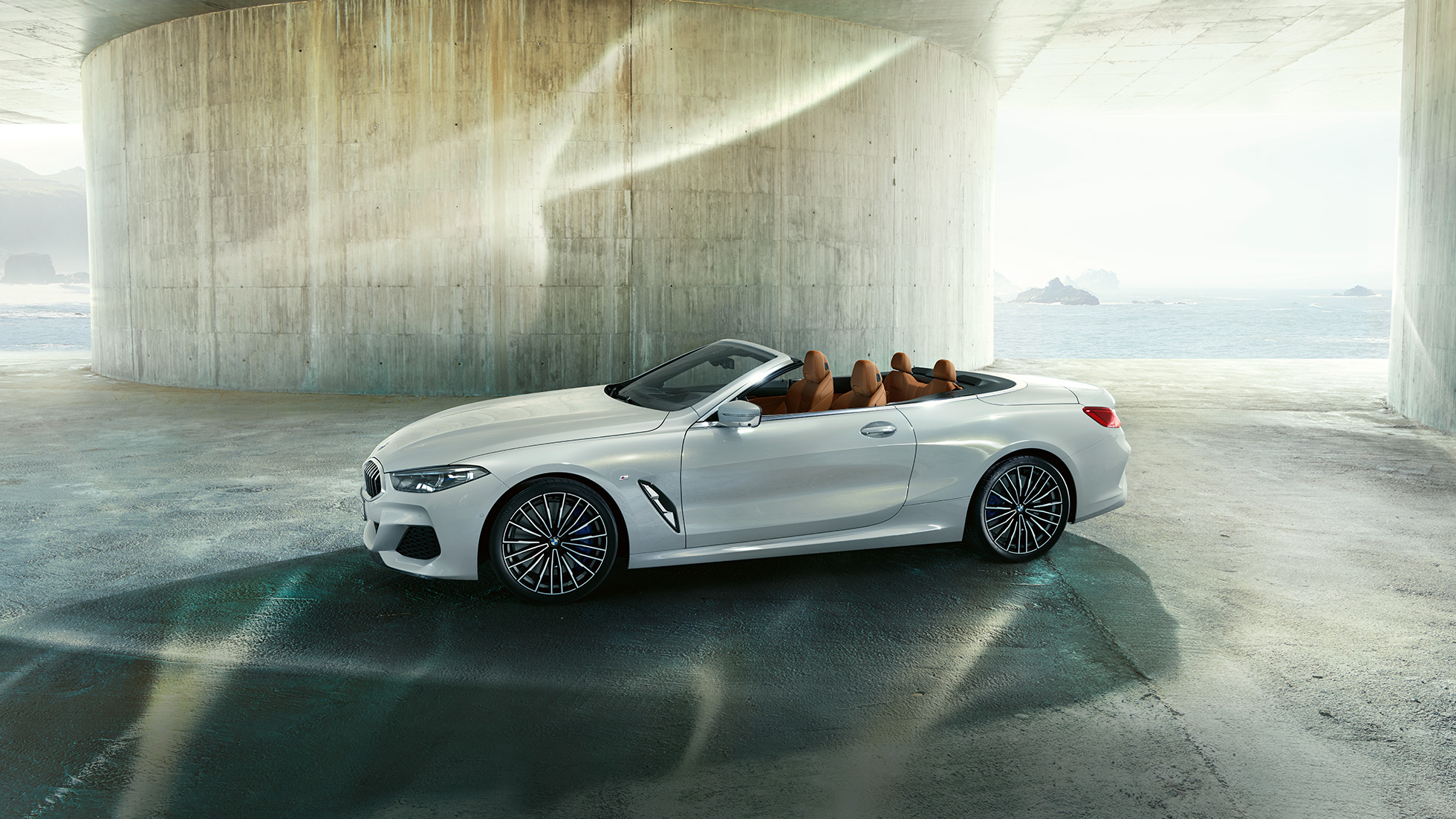 BMW M850i xDrive in Mineralweiß metallic, zijaanzicht met geopende stoffen kap. BMW M850i xDrive in Mineralweiß metallic, zijaanzicht met geopende stoffen kap.