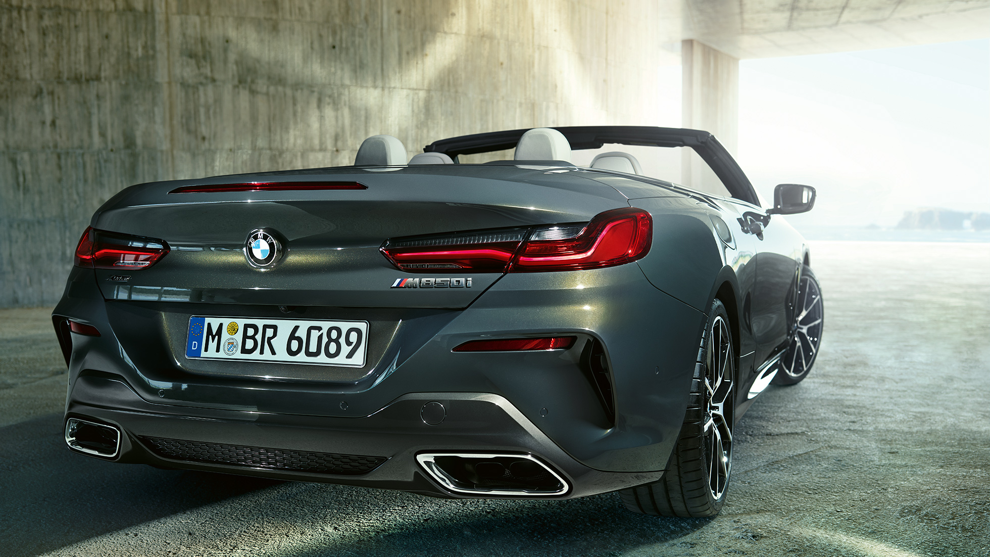 BMW M850i xDrive Dravitgrau metallic, vue de trois quarts arrière droite G14 BMW M850i xDrive Dravitgrau metallic, vue de trois quarts arrière droite G14.