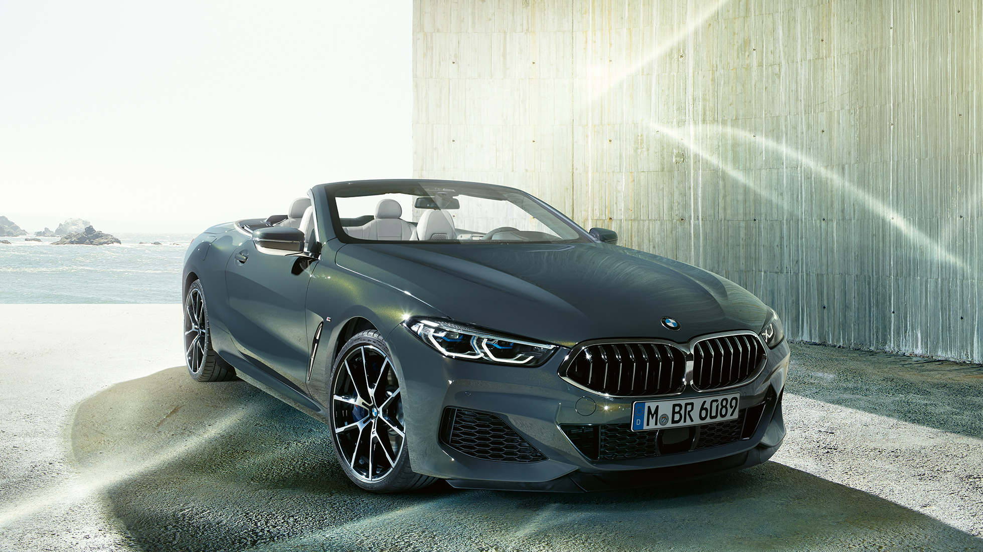BMW M850i xDrive Dravitgrau metallic, vue de trois quarts avant gauche G14. BMW M850i xDrive Dravitgrau metallic, vue de trois quarts avant gauche G14.