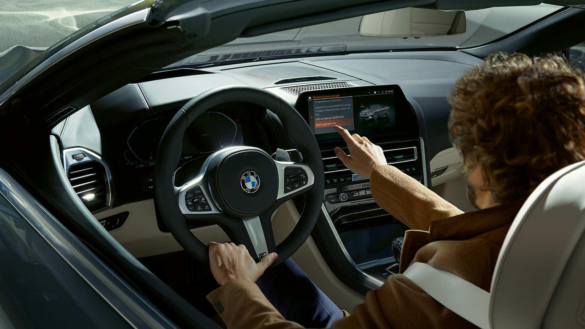 BMW M850i xDrive, le conducteur actionne le BMW Live Cockpit Professional par commande tactile G14 BMW M850i xDrive, le conducteur actionne le BMW Live Cockpit Professional par commande tactile G14