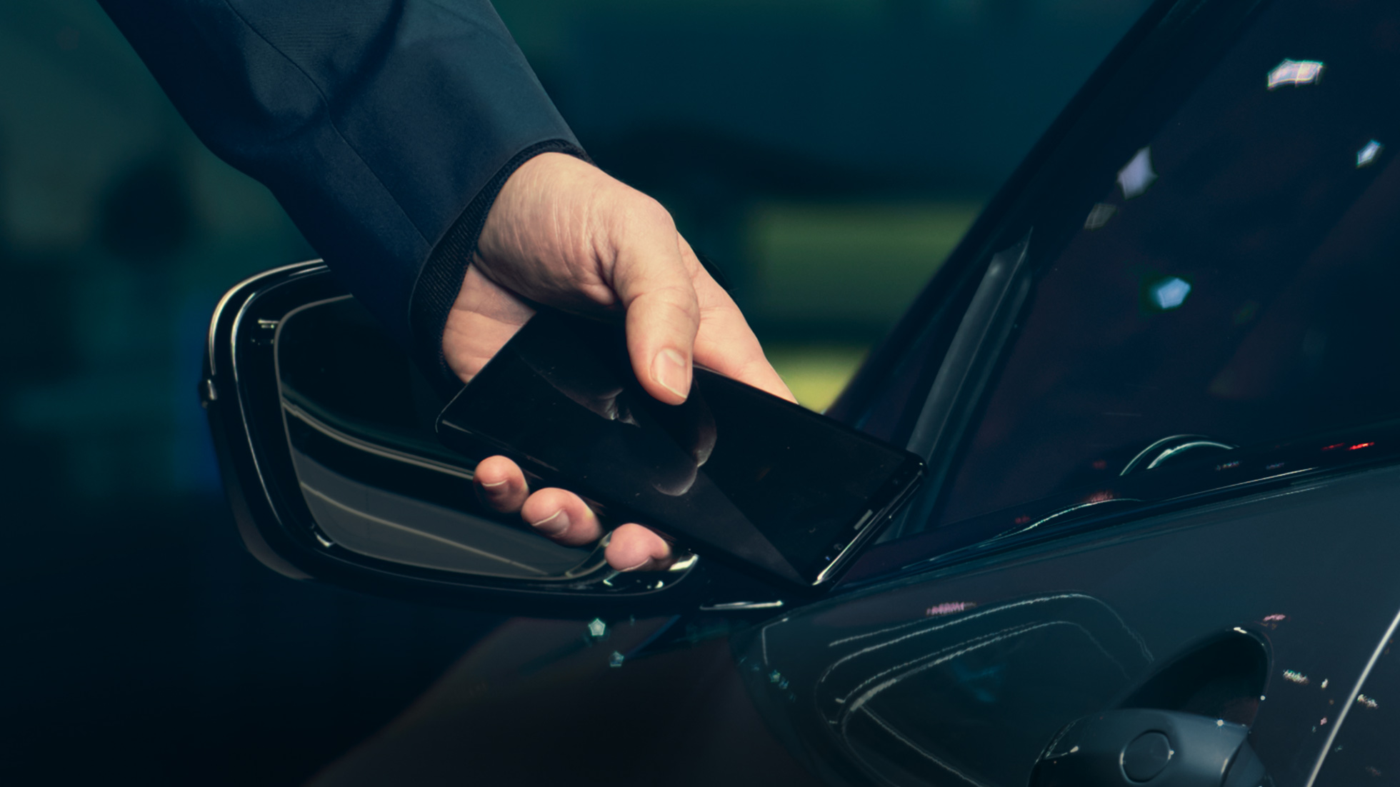 BMW M850i xDrive, bestuurder opent wagen met smartphone via Digital Key. BMW M850i xDrive, bestuurder opent wagen met smartphone via Digital Key.