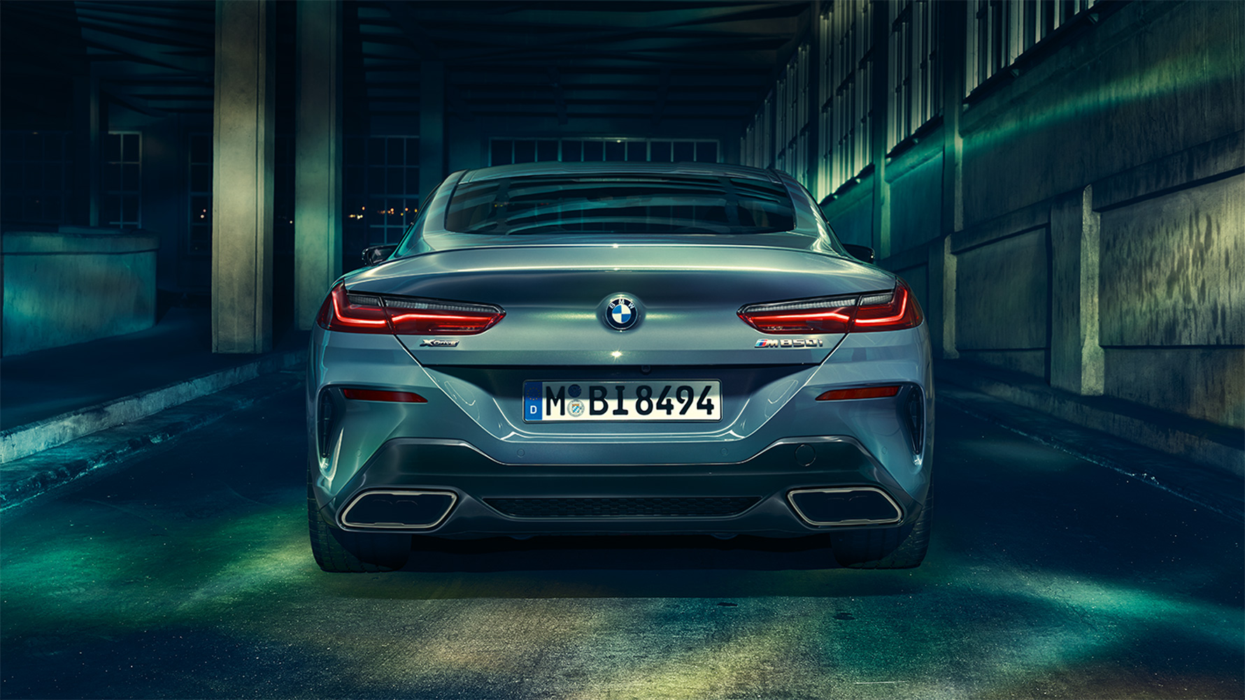BMW 8 Reeks Coupé, achteraanzicht Achteraanzicht van de BMW 8 Reeks Coupé ’s nachts met de stad als decor.