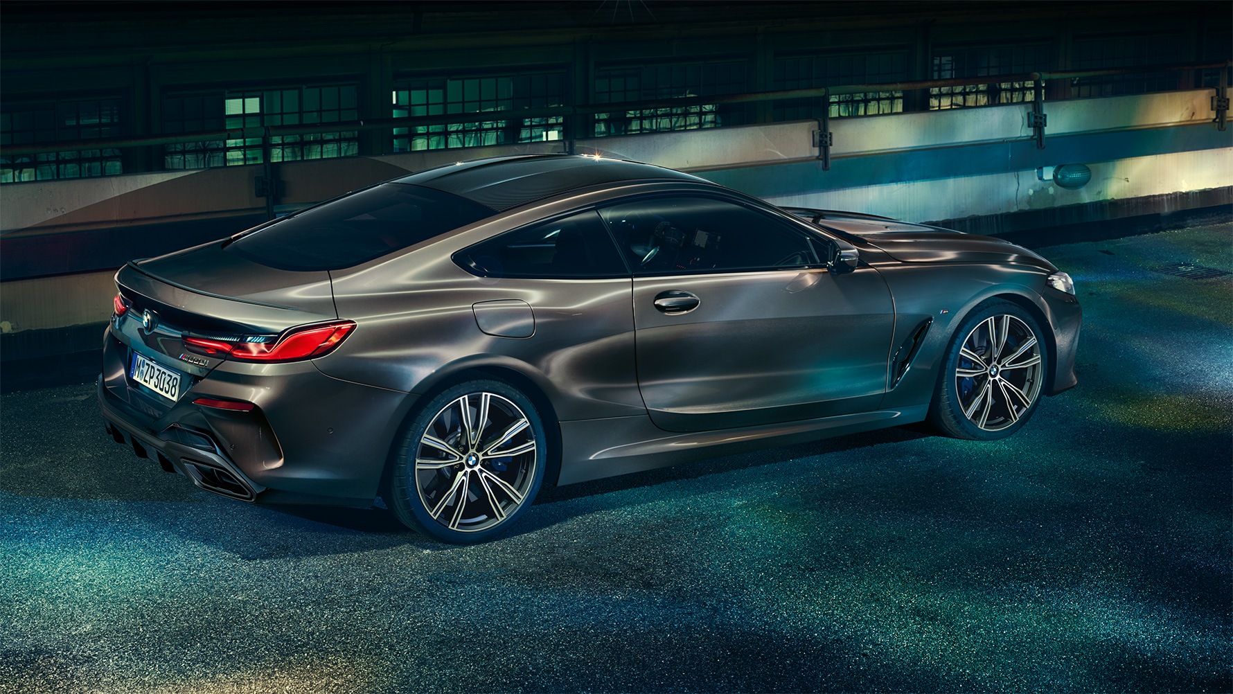 Zijdelingse opname van de stilstaande BMW 8 Reeks Coupé met BMW Individual uitrusting ’s nachts met de stad als decor Zijdelingse opname van de stilstaande BMW 8 Reeks Coupé met BMW Individual uitrusting ’s nachts met de stad als decor.