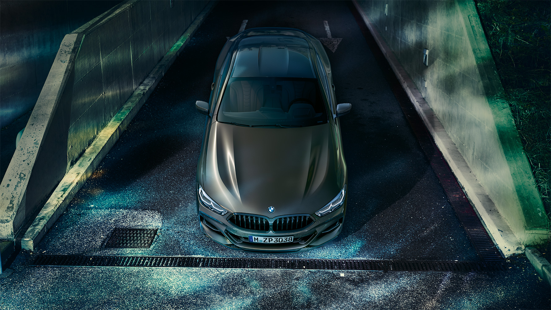 Frontale opname van de stilstaande BMW 8 Reeks Coupé met BMW Individual uitrusting ’s nachts met de stad als decor Frontale opname van de stilstaande BMW 8 Reeks Coupé met BMW Individual uitrusting ’s nachts met de stad als decor.