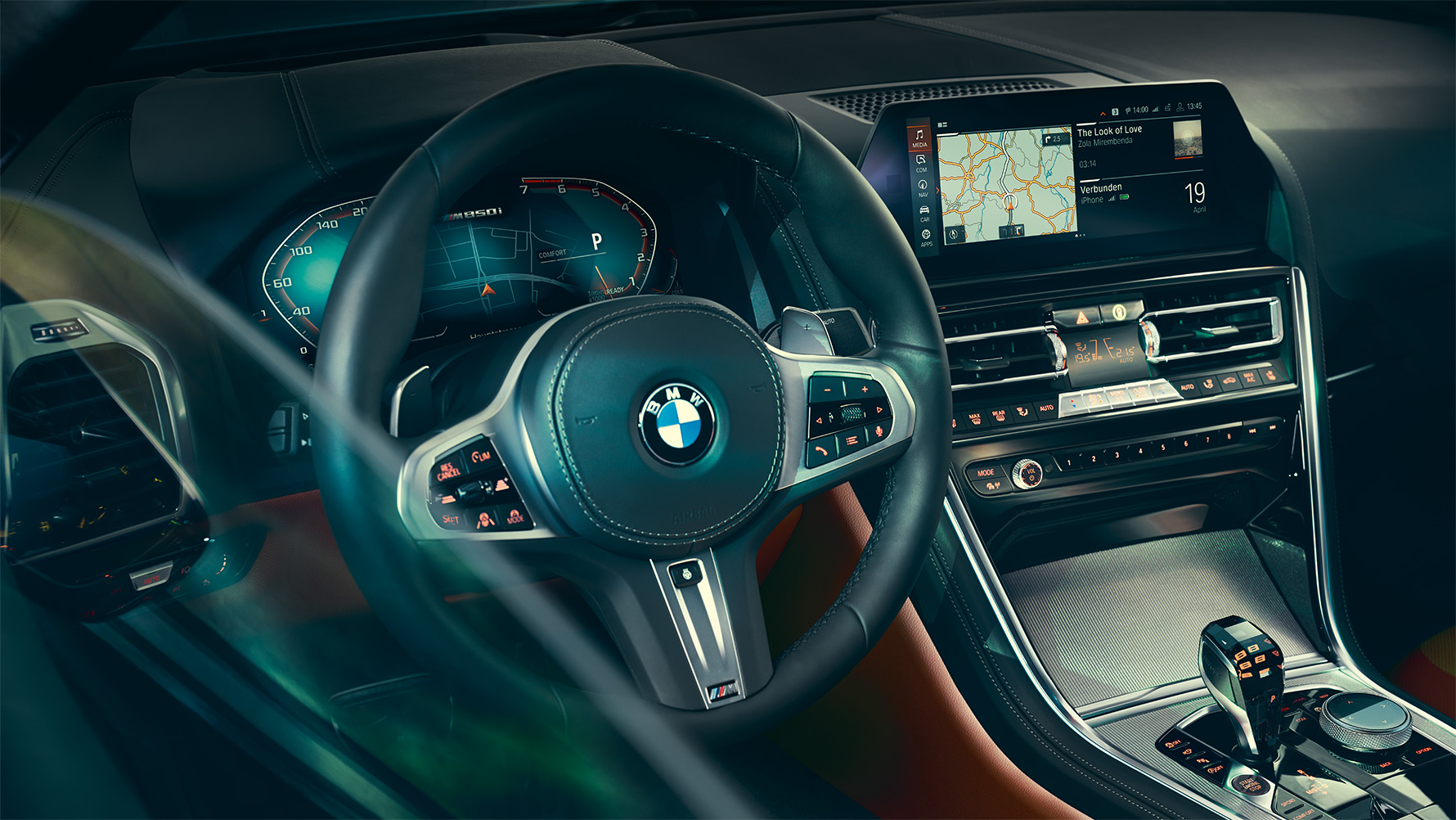 BMW 8 Reeks Coupé, cockpit Close-up van het BMW 8 Reeks Coupé interieur met focus op het stuur.