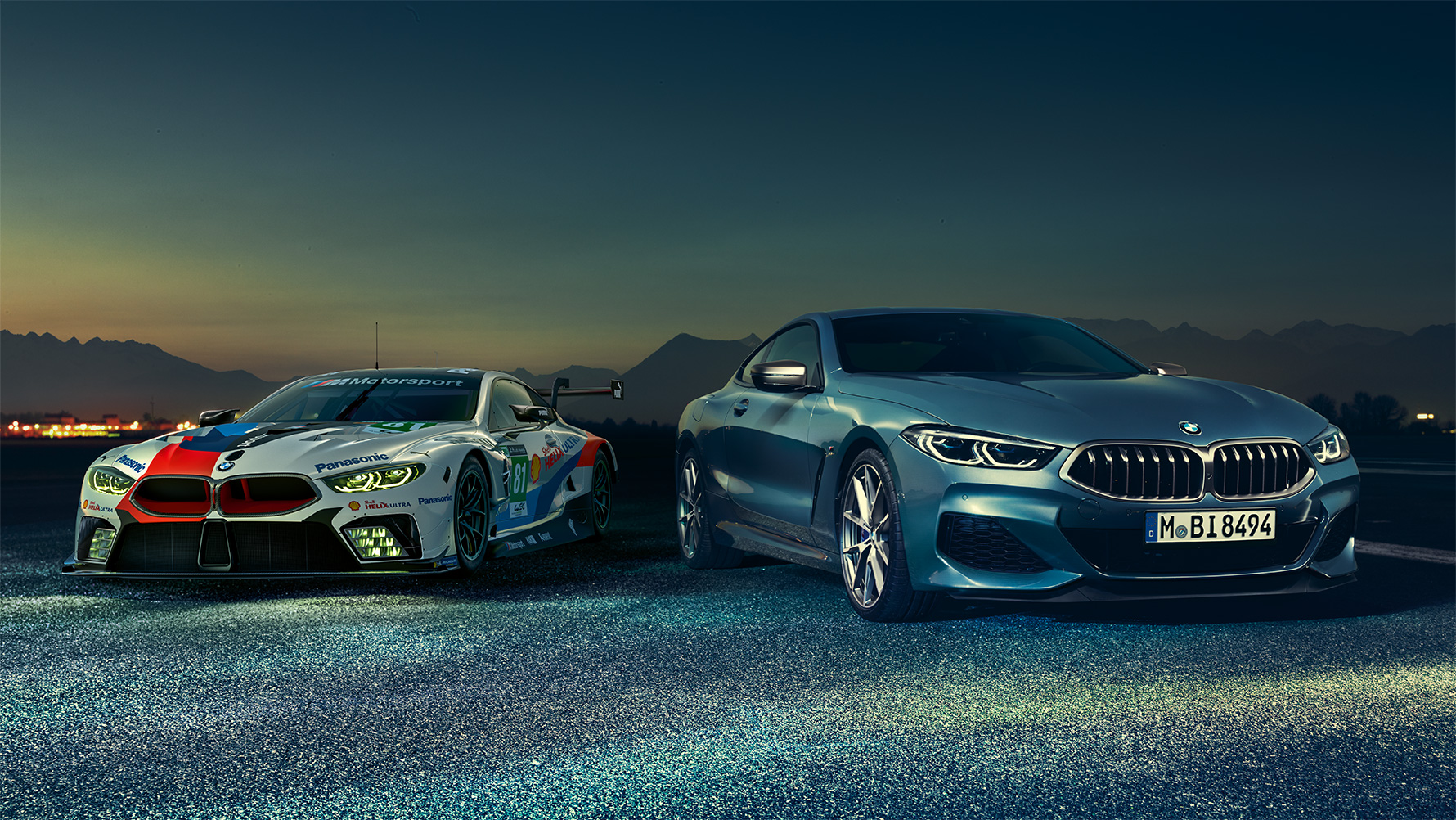 BMW 8 Reeks Coupé en M8 GTE, stilstaand Opname van de stilstaande BMW 8 Reeks Coupé en M8 GTE ’s nachts met de stad als decor.