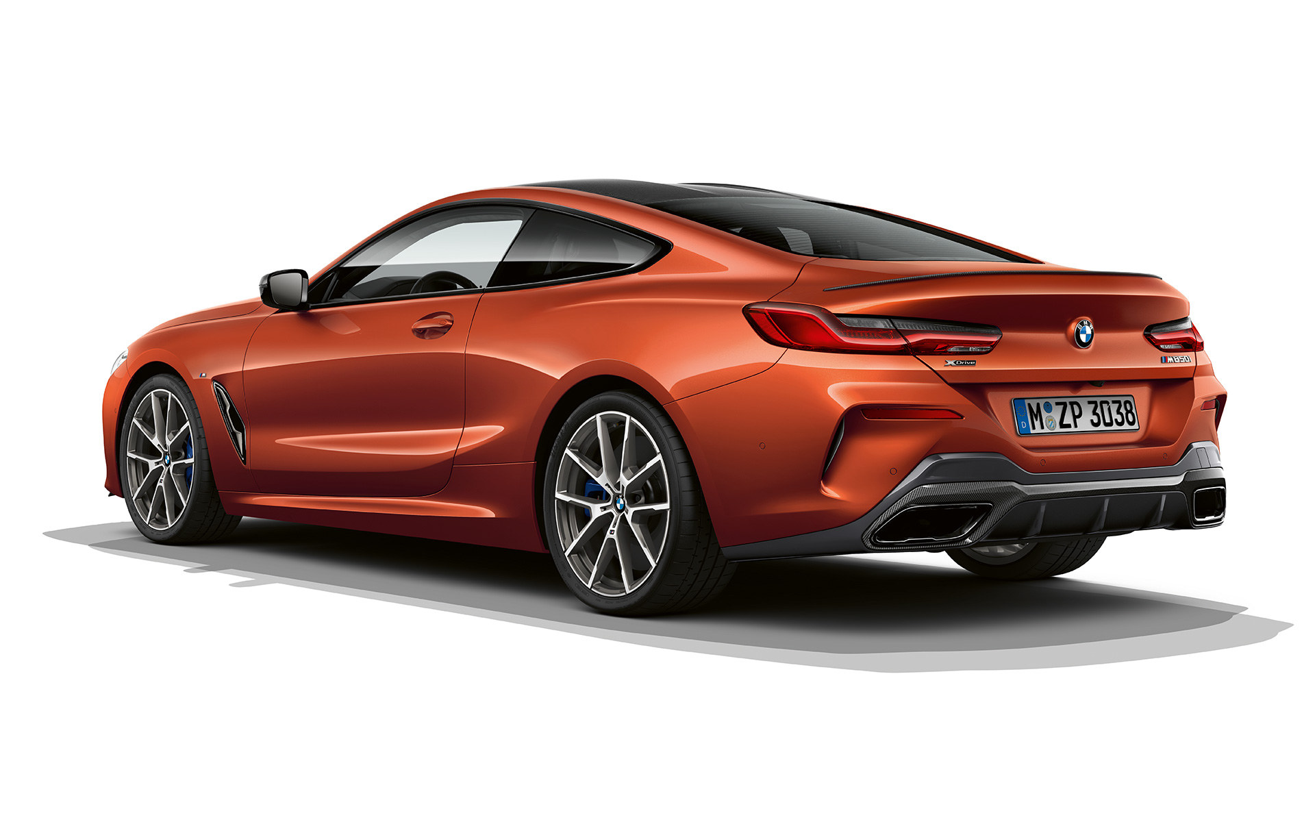 BMW 8 Reeks Coupé, Sunset Orange metallic Opname van de stilstaande BMW 8 Reeks Coupé in Sunset Orange metallic tegen een witte achtergrond.