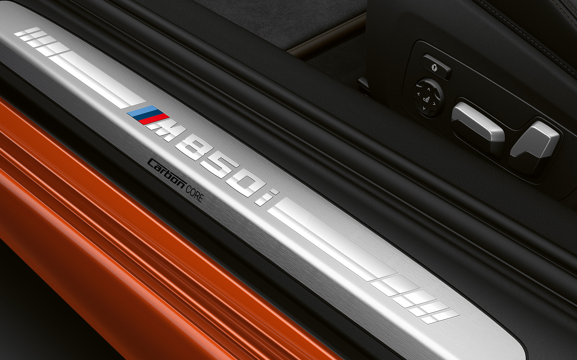 BMW 8 Reeks Coupé, deurdrempel M850i Close-up van de deurdrempel van de BMW 8 Reeks Coupé met M850i logo.
