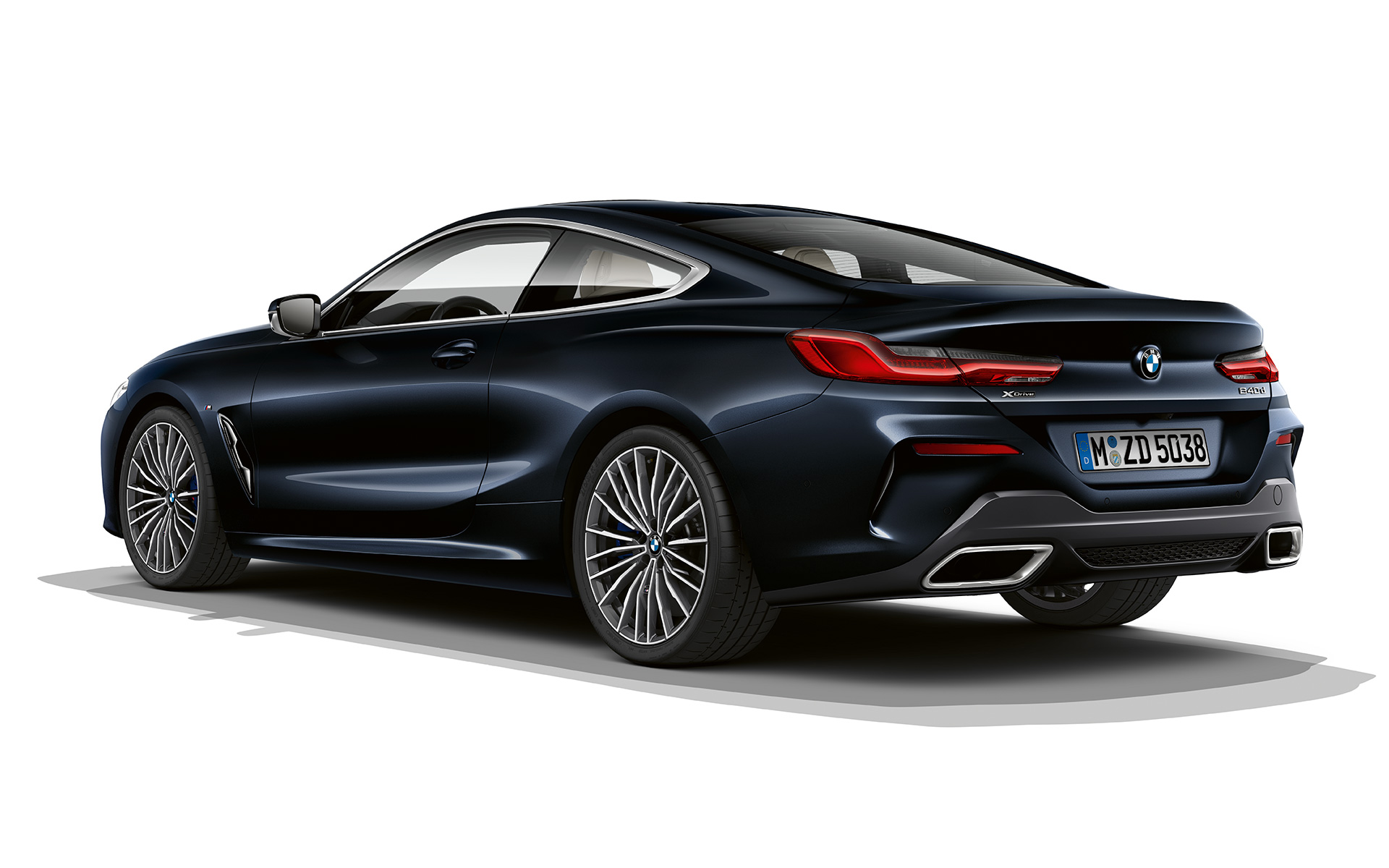 BMW 8 Reeks Coupé, Carbonschwarz metallic Opname van de stilstaande BMW 8 Reeks Coupé in Carbonschwarz metallic tegen een witte achtergrond.
