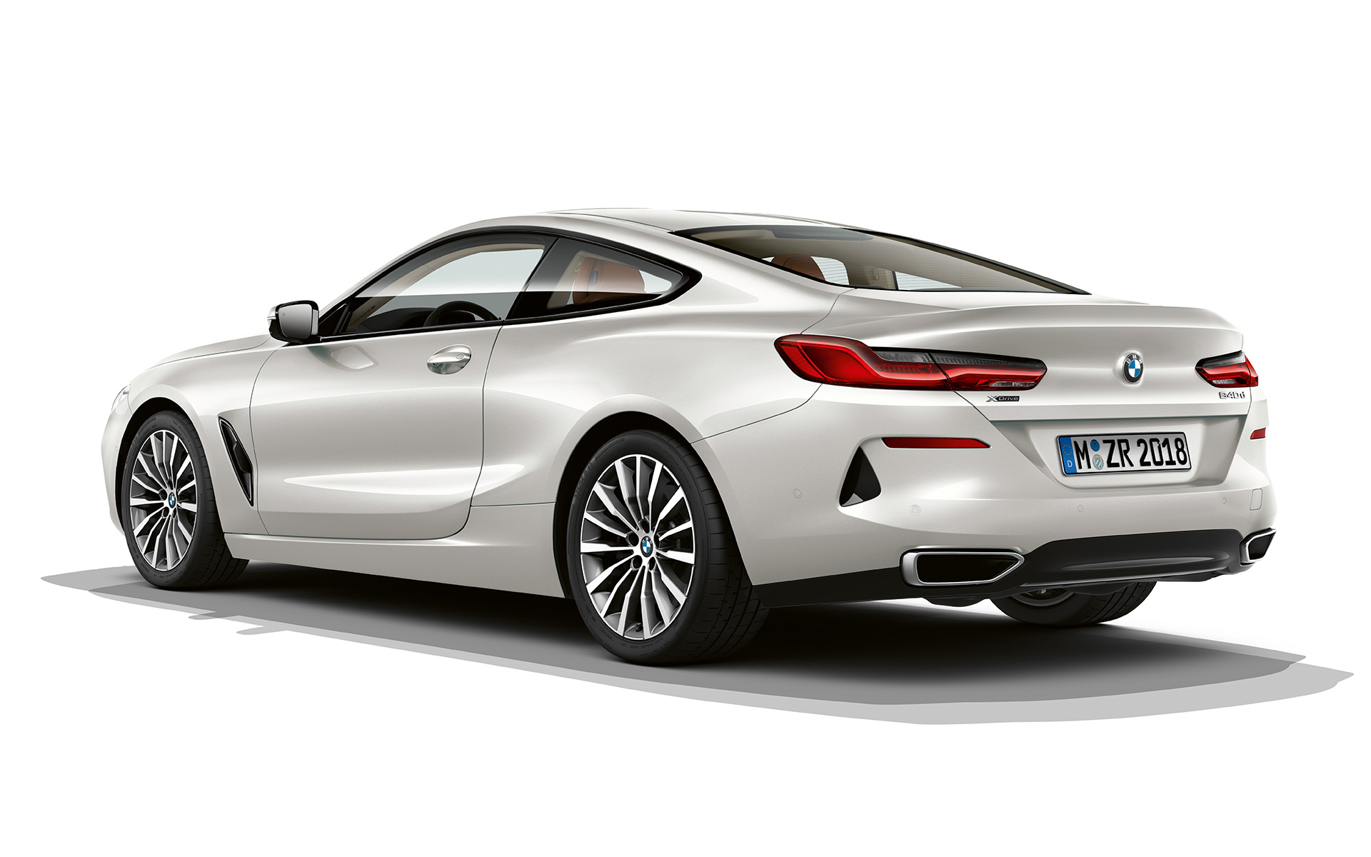 BMW 8 Serie Coupé, Mineralweiß metallic Stilstaande BMW 8 Serie Coupé in Mineralweiß metallic tegen een witte achtergrond.