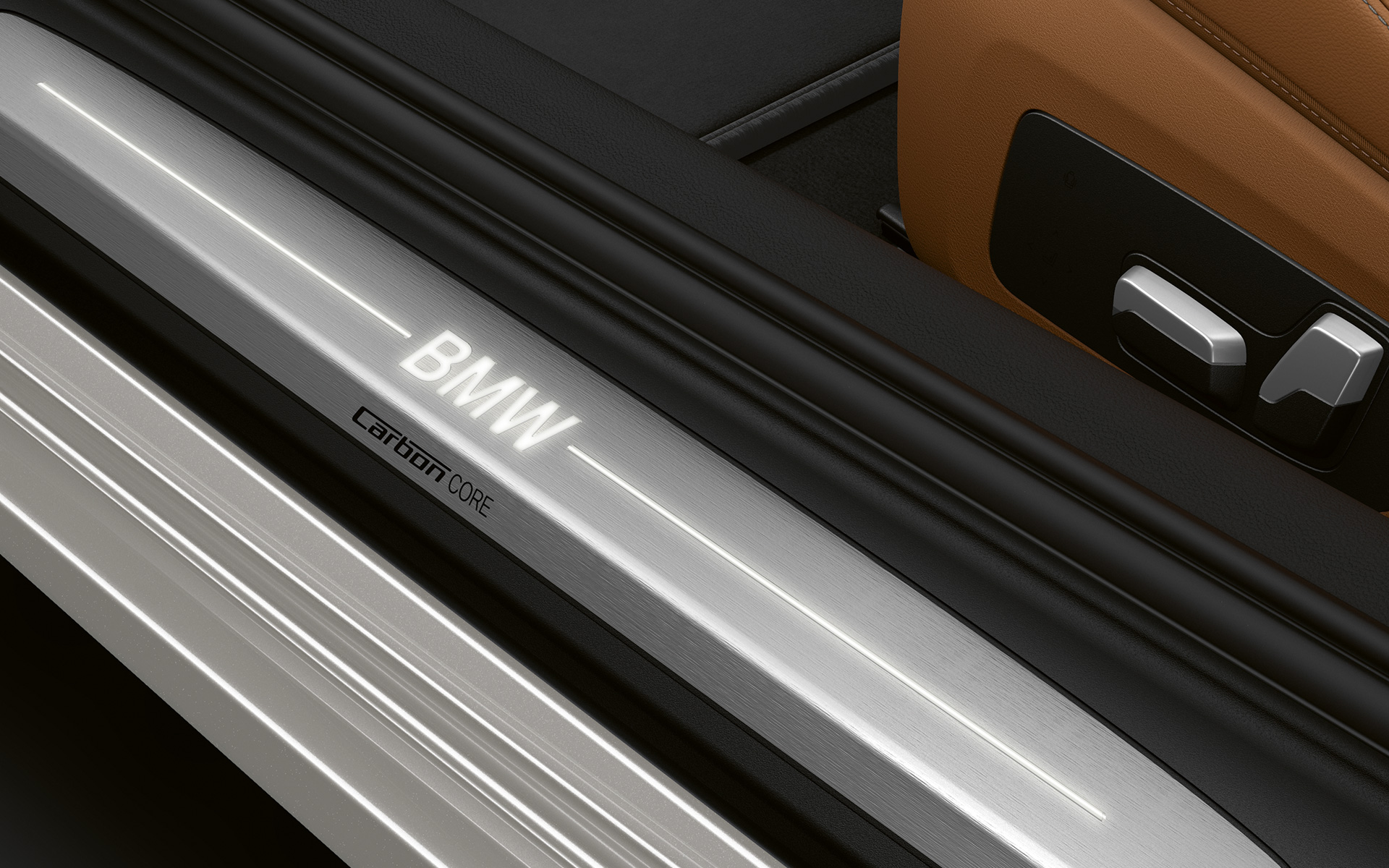 BMW 8 Reeks Coupé, deurdrempel met BMW logo Close-up van de deurdrempel van de BMW 8 Reeks Coupé met BMW logo.