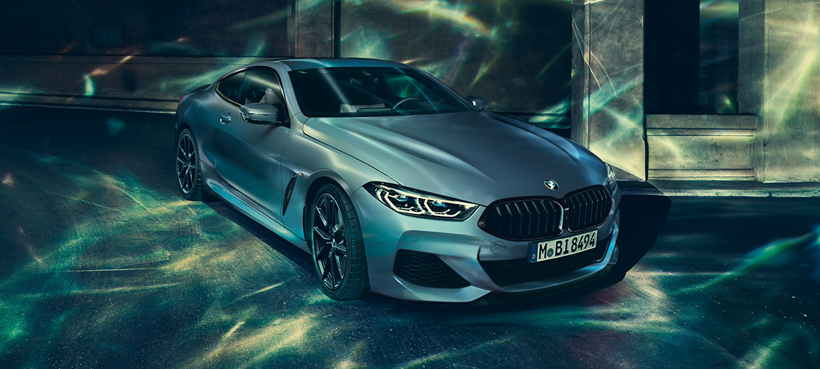 BMW M850i Coupé First Edition, driekwart vooraanzicht De BMW M850i Coupé First Edition staat in driekwart vooraanzicht tegen een stedelijke achtergrond