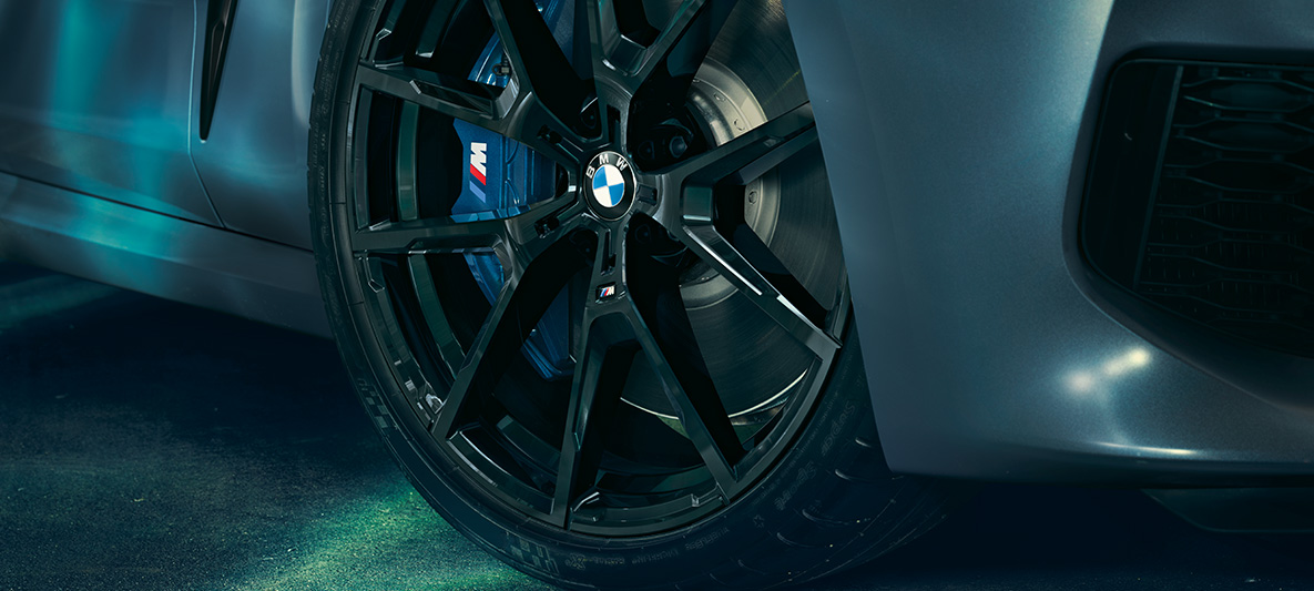 BMW M850i Coupé First Edition, close-up velg De BMW 20" lichtmetalen velg van de BMW M850i Coupé First Edition
