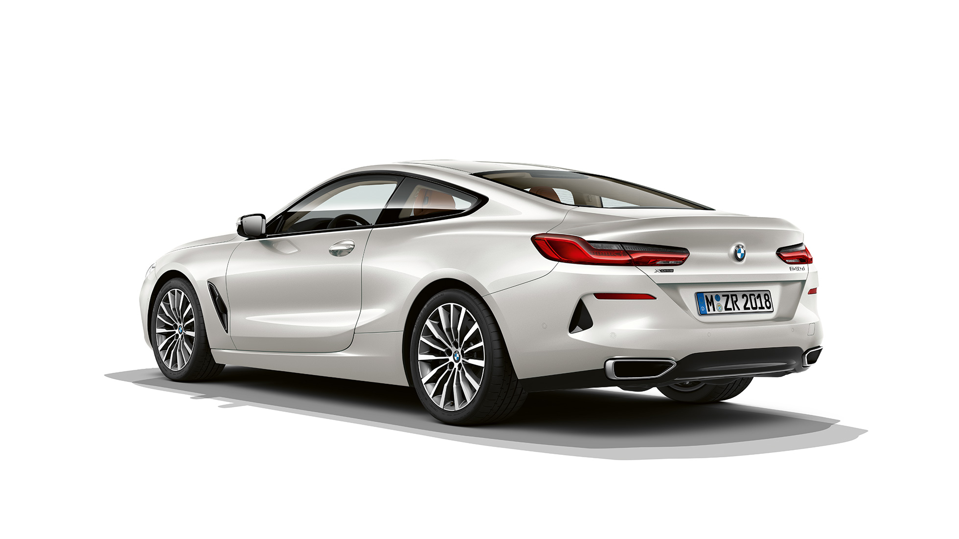 BMW 8 Reeks Coupé, driekwart achteraanzicht G15. BMW 8 Reeks Coupé, Mineralweiß metallic, driekwart achteraanzicht G15.