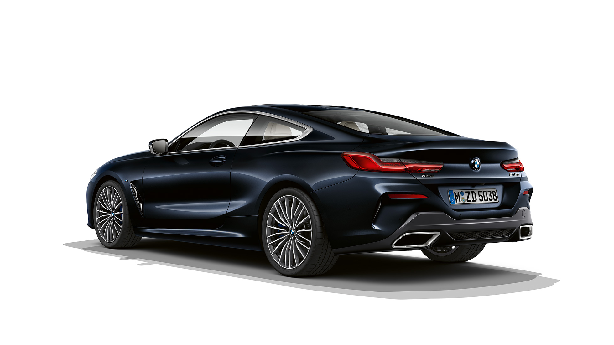 BMW 8 Reeks Coupé, driekwart achteraanzicht G15. BMW 8 Reeks Coupé, Carbonschwarz metallic, driekwart achteraanzicht G15.