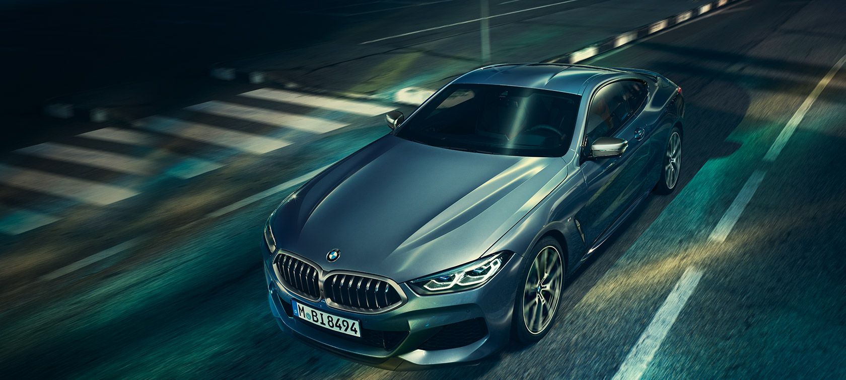 BMW 8 Reeks Coupé, driekwart vooraanzicht G15. BMW 8 Reeks Coupé, driekwart vooraanzicht, stilstaande opname met zicht op de motorkap G15.