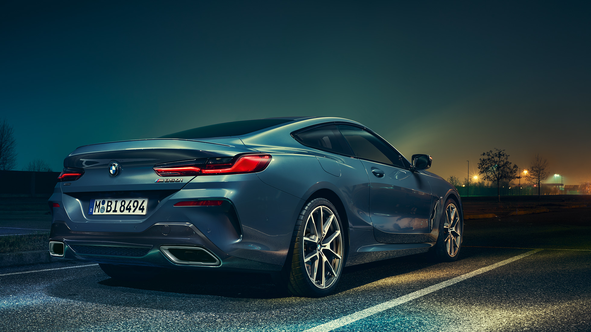 BMW Série 8 Coupé, vue de trois quarts arrière G15. BMW Série 8 Coupé, vue de trois quarts arrière, à l’arrêt devant un décor nocturne G15.