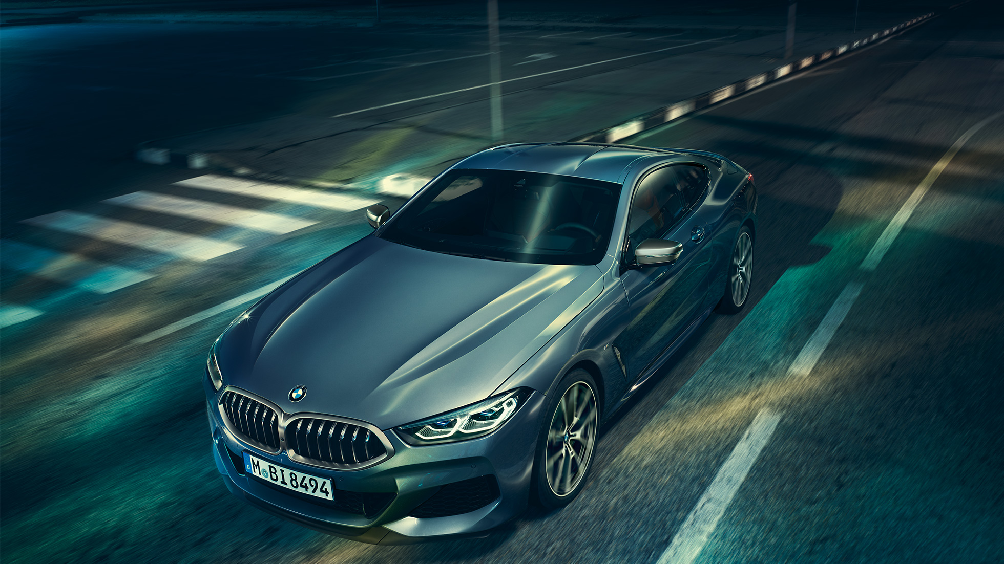 BMW Série 8 Coupé, vue de trois quarts avant G15. BMW Série 8 Coupé, vue de trois quarts face, à l’arrêt avec vue sur le capot G15.