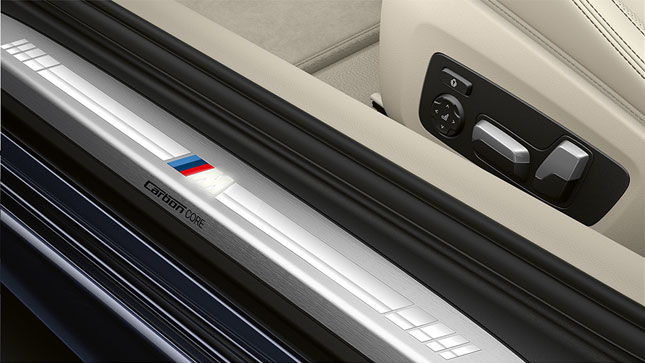 BMW Série 8 Coupé, seuils de portes avec logo M G15. Détail : les seuils de porte avec logo M de la BMW Série 8 Coupé G15.