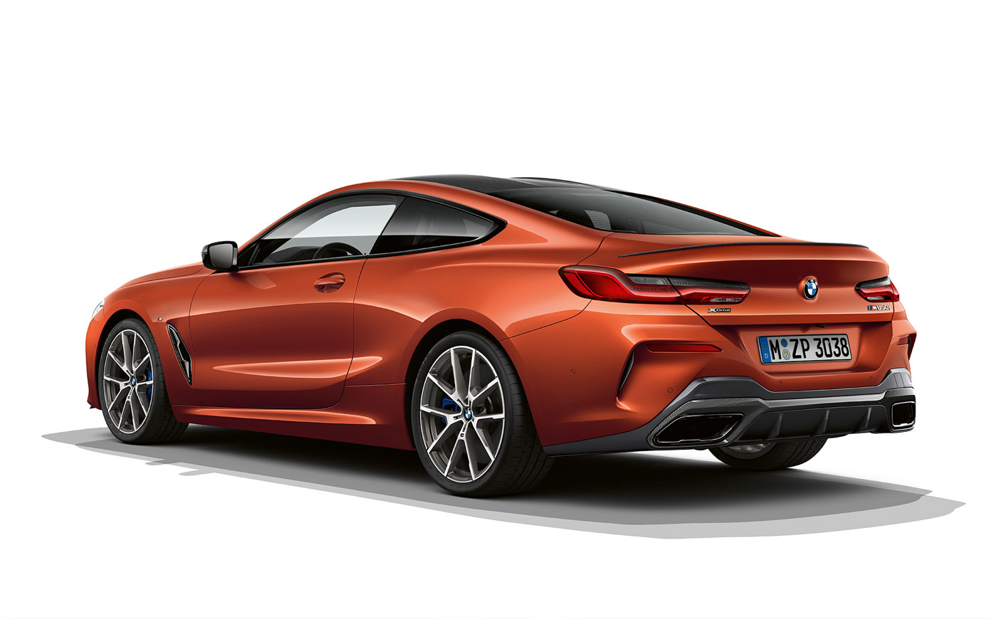 BMW Série 8 Coupé, Sunset Orange metallic G15. La BMW Série 8 Coupé en Sunset Orange metallic, photographiée à l'arrêt sur fond blanc G15.
