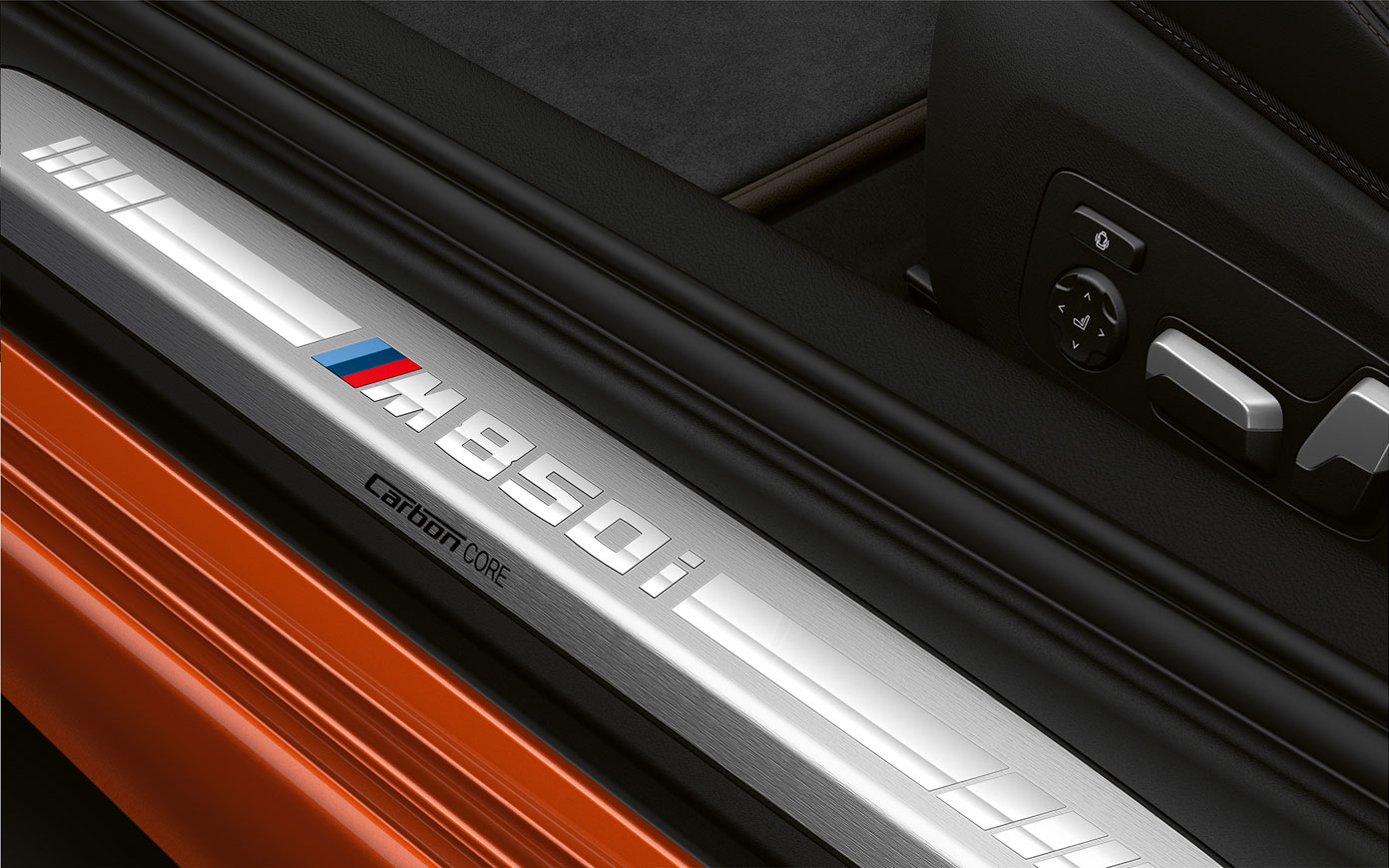 BMW Série 8 Coupé, seuils de porte M850i G15. Détail : les seuils de porte avec logo M850i de la BMW Série 8 Coupé G15.