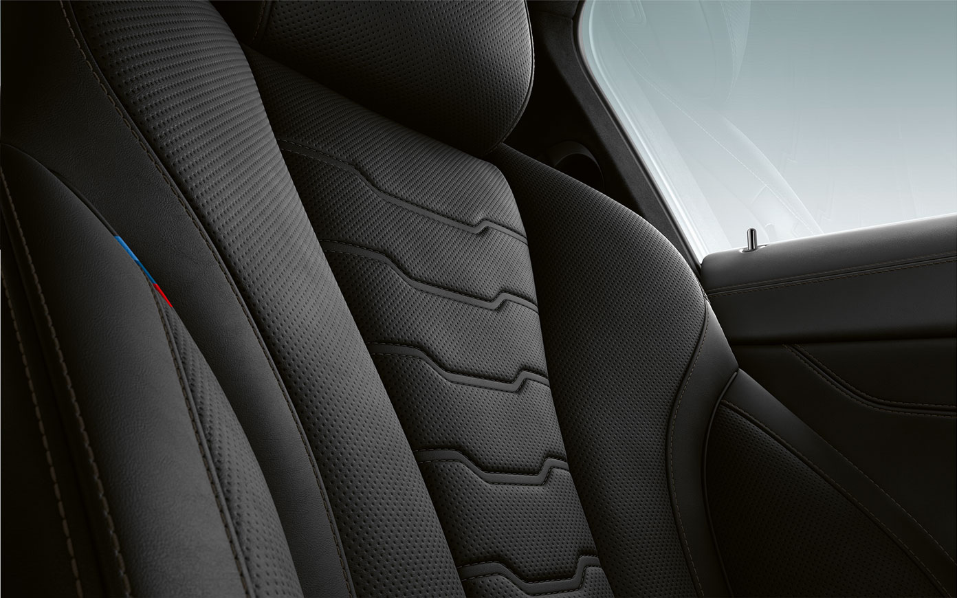Garnissage de la BMW Série 8 Coupé G15. Détail : garnissage et coutures décoratives de la BMW Série 8 Coupé G15.