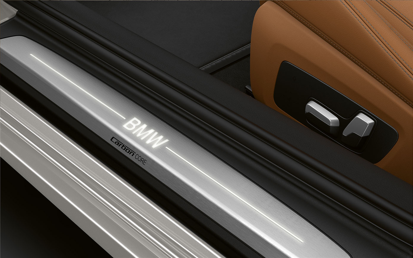BMW Série 8 Coupé, seuils de porte avec logo BMW G15. Détail : les seuils de porte avec logo BMW de la BMW Série 8 Coupé G15.