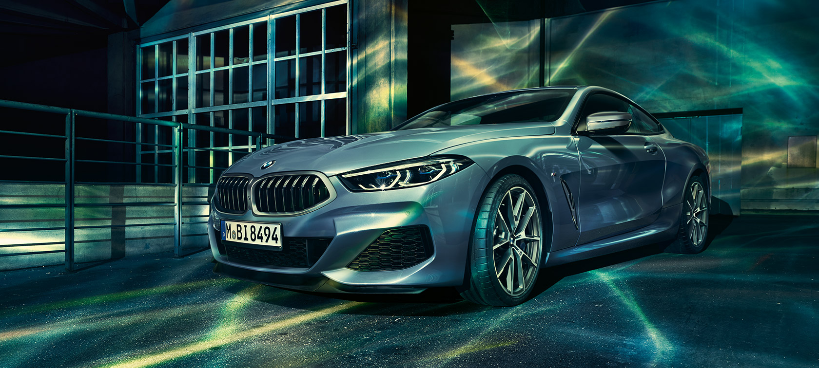 La BMW Série 8 Coupé, vue de trois quarts face G15. La BMW Série 8 Coupé, vue de trois quarts face, devant des bâtiments industriels G15.