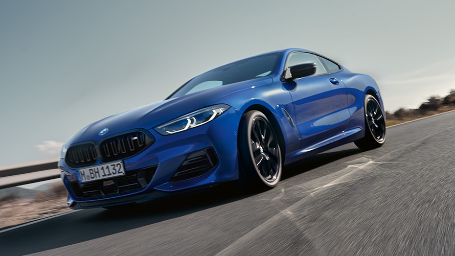 BMW M850i xDrive Coupé G15 LCI facelift 2022 M Portimao Blau metallic driekwart vooraanzicht BMW M850i xDrive Coupé G15 LCI facelift 2022 M Portimao Blau metallic driekwart vooraanzicht rijdend
