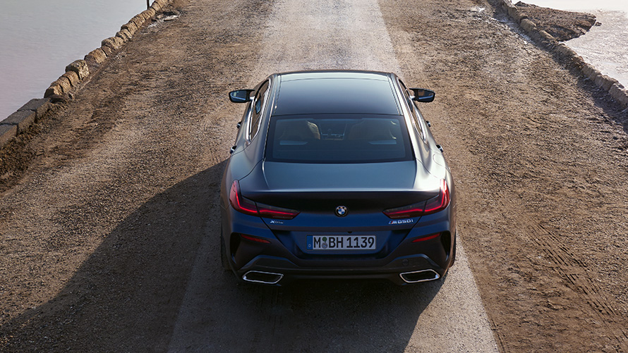 BMW M850i xDrive Gran Coupé G16 LCI restylage 2022 BMW Individual Frozen Tansanitblau metallic vue arrière en plongée BMW M850i xDrive Gran Coupé G16 LCI restylage 2022 BMW Individual Frozen Tansanitblau metallic vue arrière en plongée