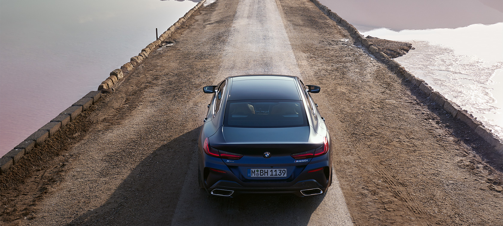 BMW M850i xDrive Gran Coupé G16 LCI facelift 2022 BMW Individual Frozen Tansanitblau metallic achteraanzicht vanuit vogelperspectief BMW M850i xDrive Gran Coupé G16 LCI facelift 2022 BMW Individual Frozen Tansanitblau metallic achteraanzicht vanuit vogelperspectief