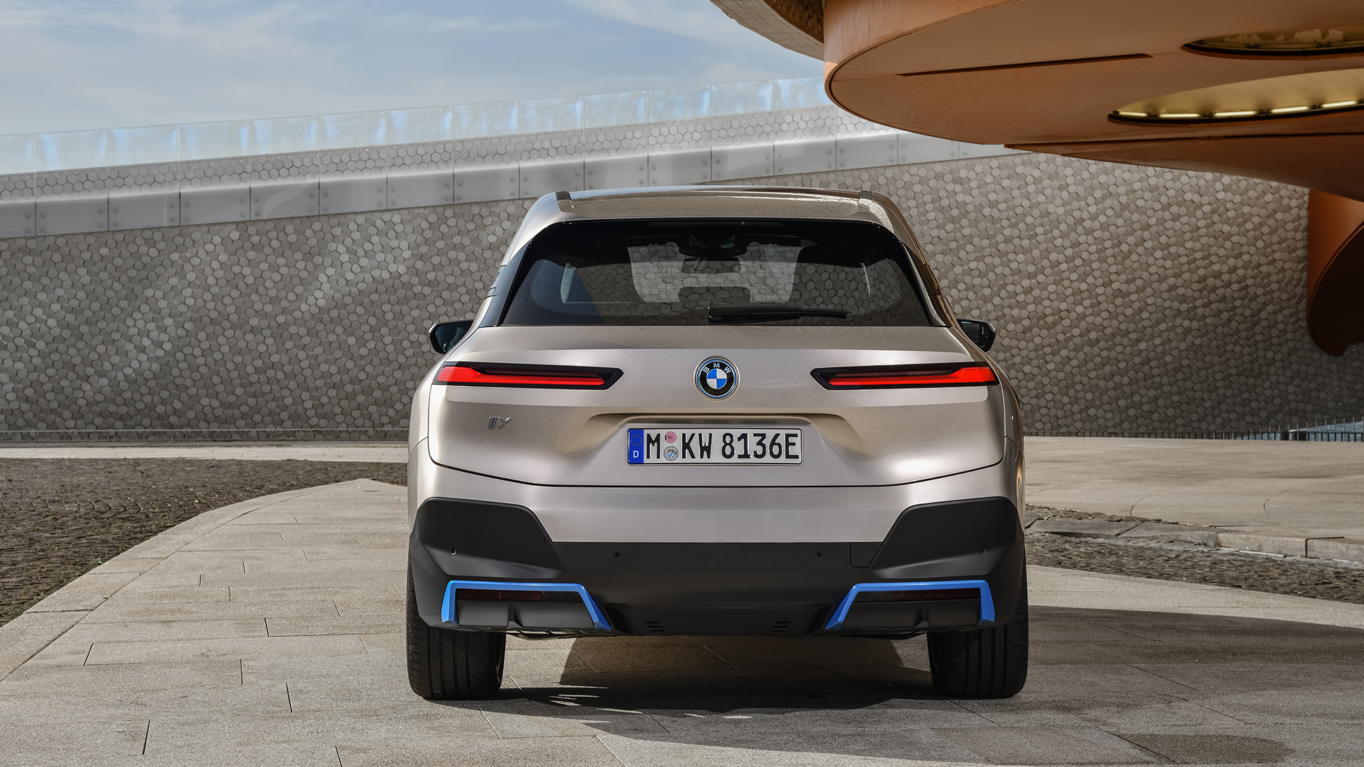Vue arrière de la BMW iX, à l’arrêt Vue arrière de la BMW iX Kaschmirsilber i20, à l'arrêt