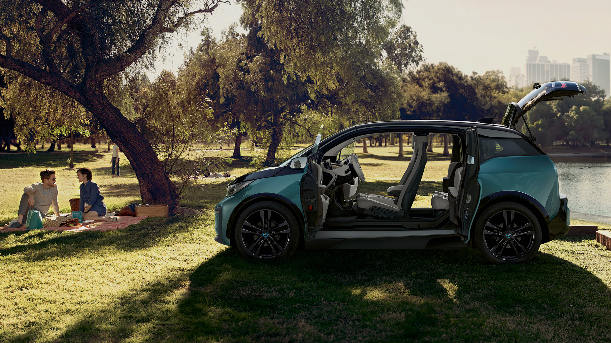 BMW i3 2018 vue de profil avec portes ouvertes I01 BMW i3 I01 2018 Jucarobeige avec accent Frozen Grey metallic vue de profil avec portes ouvertes