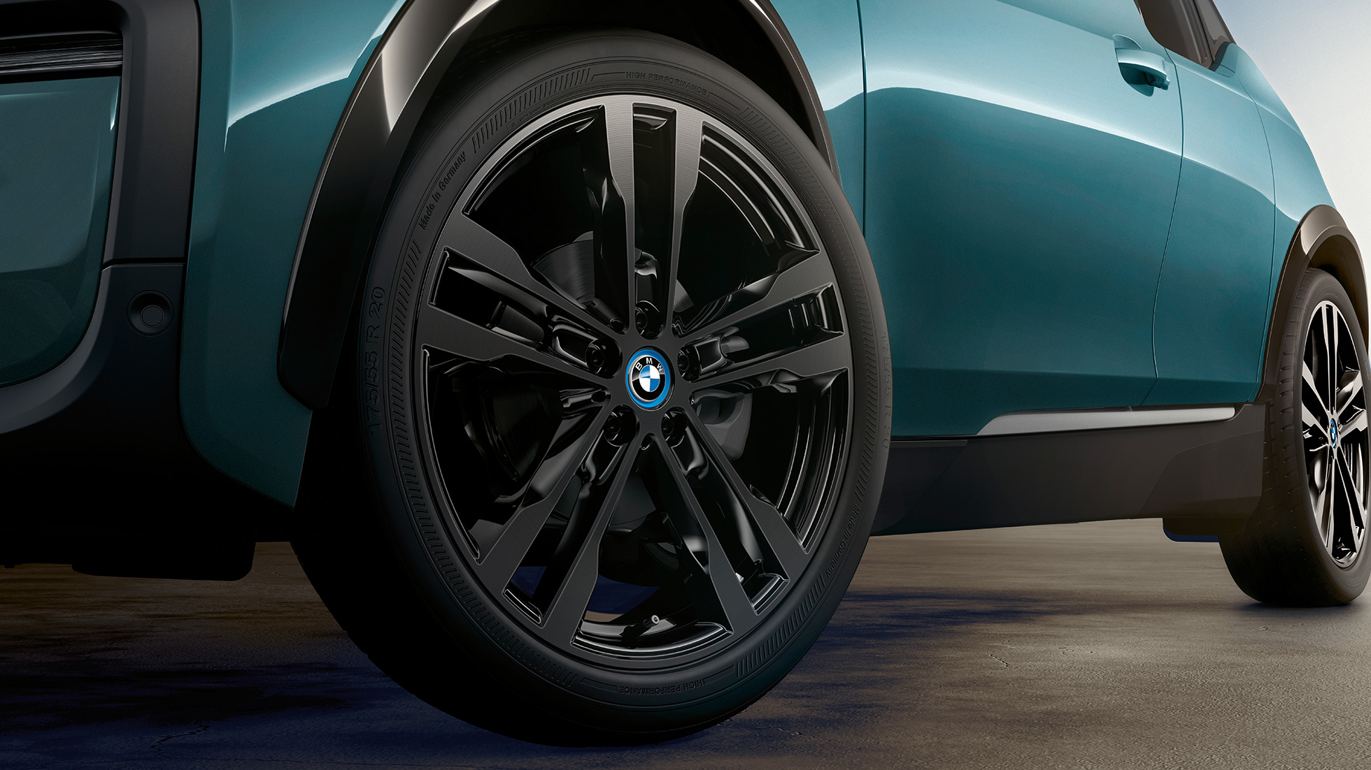 BMW i3 2018 jantes en alliage léger I01 BMW i3 I01 2018 Jucarobeige avec accent Frozen Grey metallic, vue en gros plan de la jante en alliage léger