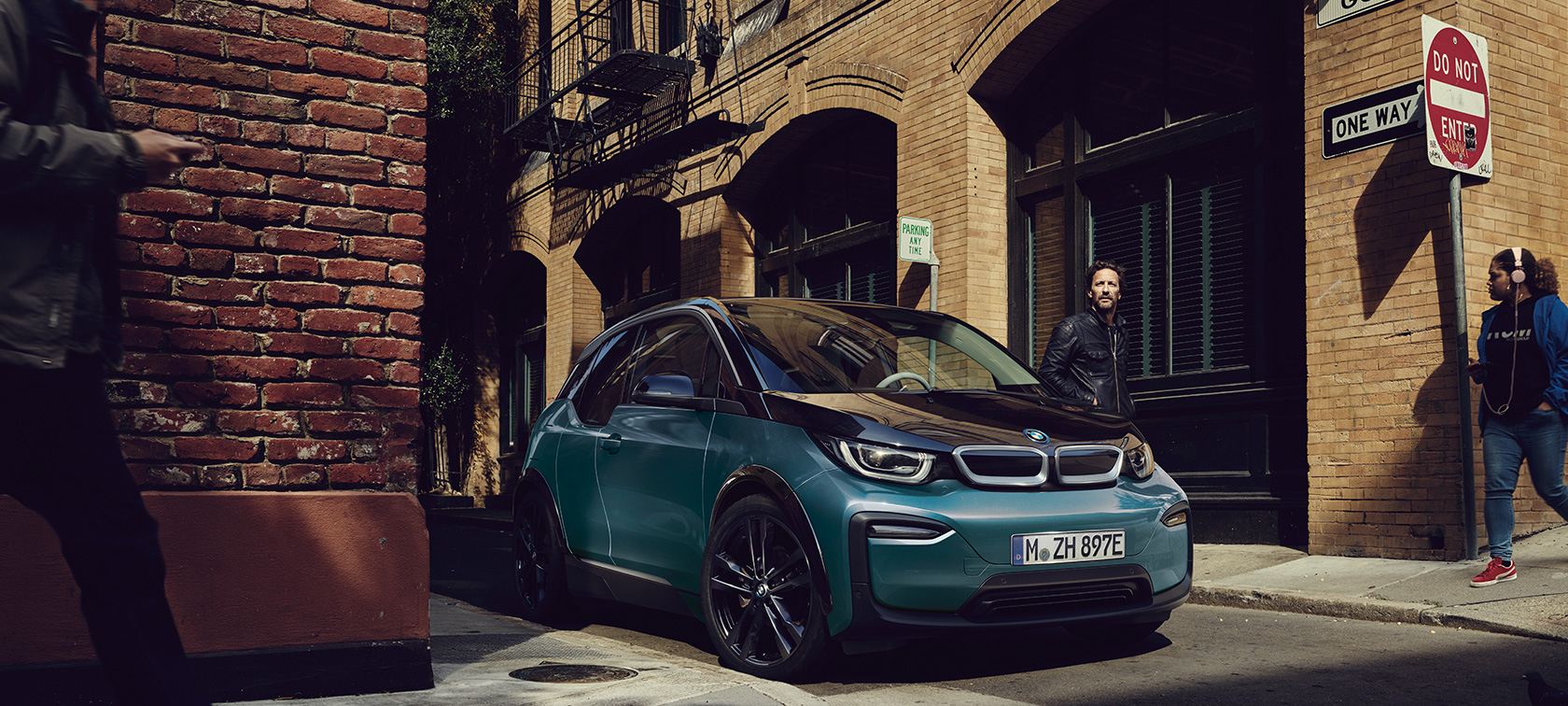 BMW i3 2018 vue de trois quarts avant en stationnement I01 BMW i3 I01 2018 Jucarobeige avec accent Frozen Grey metallic vue de trois quarts avant en stationnement dans un décor urbain