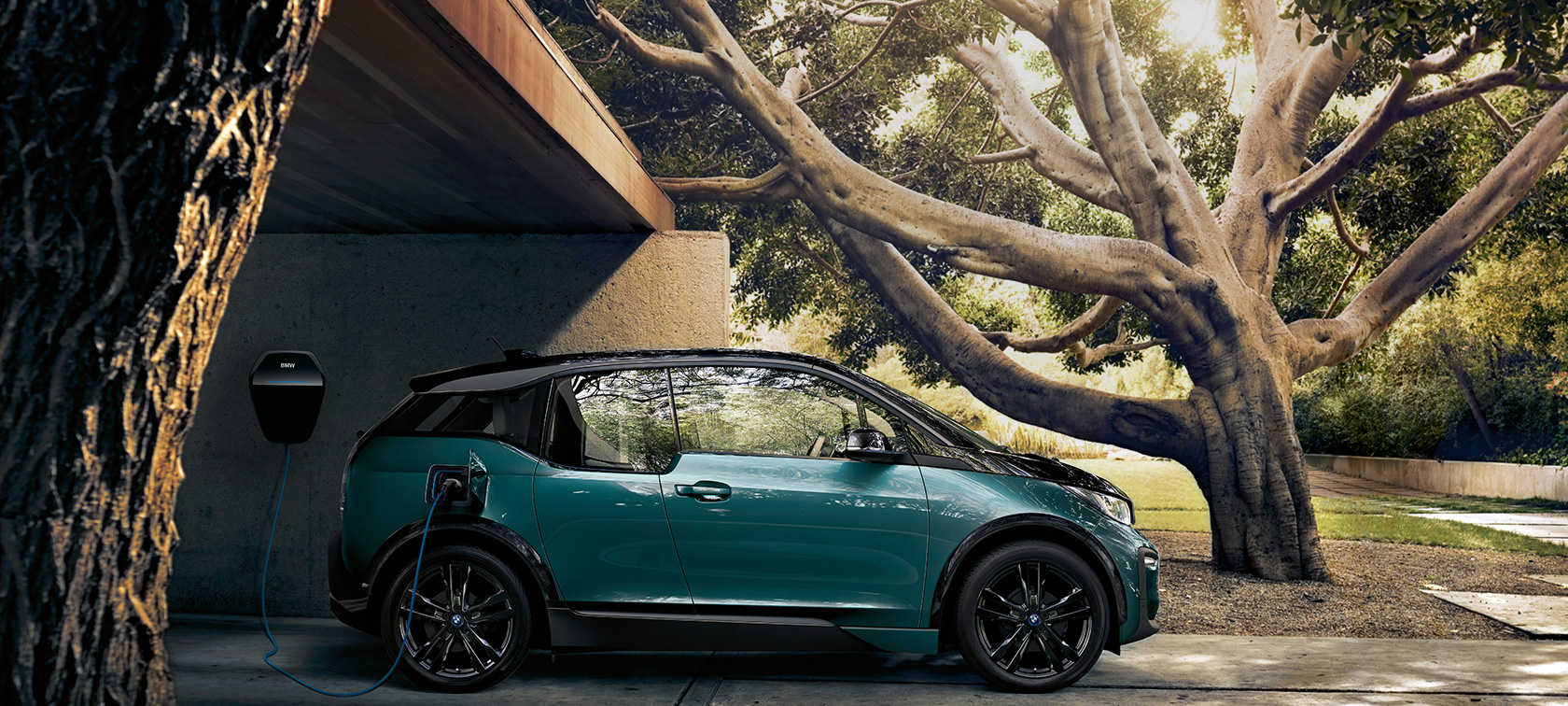 BMW i3 2018 vue avant I01 BMW i3 I01 2018 Jucarobeige avec accent Frozen Grey metallic vue de face, roulant dans un décor urbain