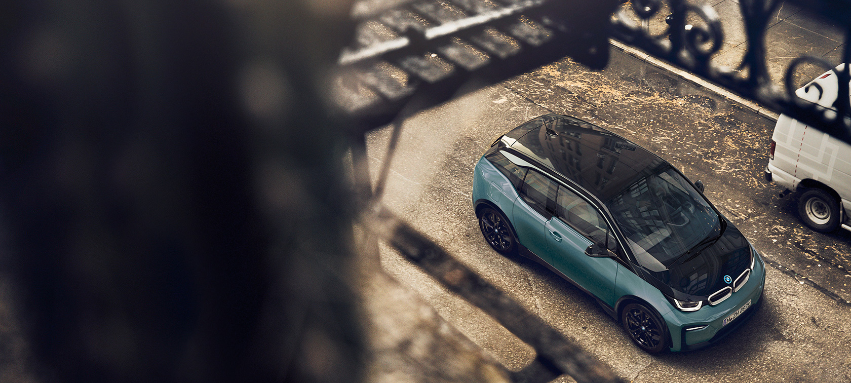 BMW i3 I01 voiture électrique 2018 vue en plongée I01 BMW i3 I01 voiture électrique 2018 Jucarobeige avec accent Frozen Grey metallic vue en plongée du toit en carbone