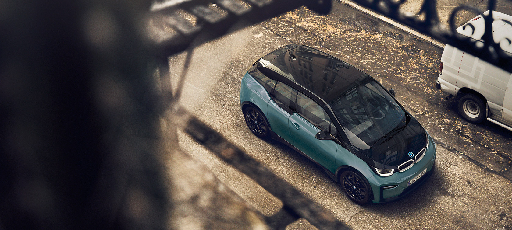 BMW i3 I01 2018 vogelperspectief BMW i3 I01 2018 Blue Ridge Mountain met accent Frozen Grey metallic vogelperspectief carbondak