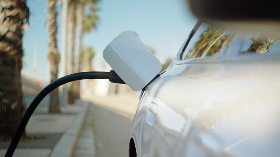 Opladen van de BMW i4 in de film G26 2021 Opladen van de BMW i4 in de film G26 2021